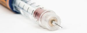 Hiperglicemia e Tratamento com Insulina Destacados como Maus Indicadores de Resultado para COVID-19