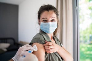 Impacto da Vacina Contra Influenza nas Taxas e Gravidade de Infecção por COVID-19